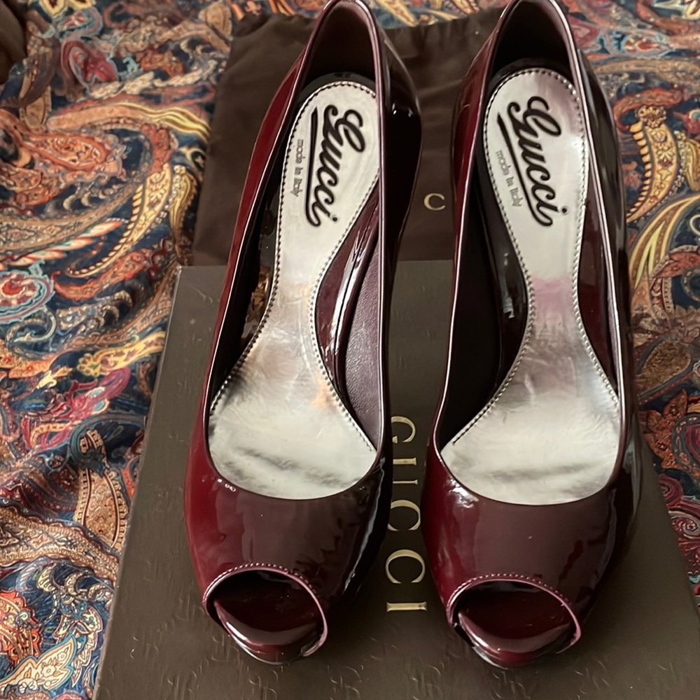 Very Classy High Heeled Perp Toe GUCCI Pumps